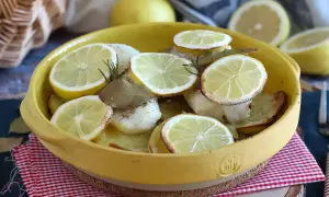 Dos de cabillaud au four, garni de rondelles de citron, de romarin et de feuilles de laurier. Un plat savoureux et parfumé.