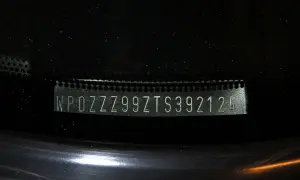 Oto jak wygląda numer VIN: WPOZZZ99ZTS392124. Jest to unikalny identyfikator pojazdu, który zawiera informacje o jego produkcji.