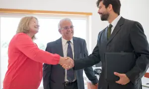 Coppia anziana stringe la mano a un consulente finanziario, discutendo del mutuo fino a che età.