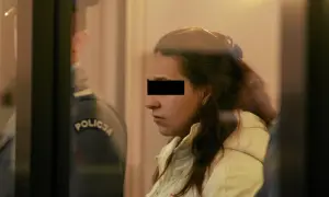 Kobieta z zasłoniętymi oczami obok policjanta, w tle debata nad ustawą o bestiach.