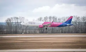 Samolot Wizz Air ląduje na pasie startowym. Wizz rozkład miejsc w samolocie Wizzair jest dobrze widoczny.