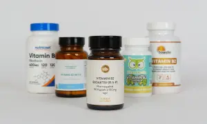 Fünf Flaschen mit Vitamin B2-Präparaten, darunter Nutricost, Sunday Natural und Sowelo.