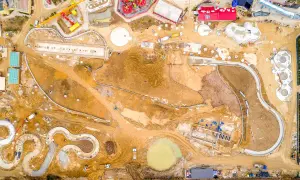 Widok z lotu ptaka na plac budowy parku rozrywki. Widać postępy prac nad nowymi atrakcjami, co przypomina o tym, kiedy powstała Energylandia.