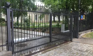 Widoczny mechanizm to jaki napęd do bramy dwuskrzydłowej, zamontowany na jednym ze skrzydeł.