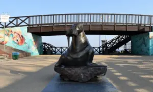 Mielno pomnik morsa przy malowniczej kładce z muralami.