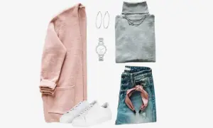 Outfit zusammenstellen: Rosa Strickjacke, grauer Rollkragenpullover, Jeans, weiße Sneaker, silberne Uhr, Creolen und ein Haarband.