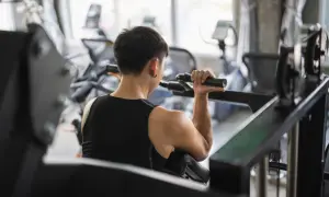 Mann trainiert im Fitnessstudio, um seine Bizeps zu formen.