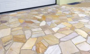 Pavimenti in pietra lavica per esterni: prezzi e bellezza naturale per il tuo vialetto. Lastre irregolari color sabbia e ocra.