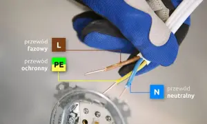 Jak podłączyć włącznik światła podwójny trzy przewody: przewód fazowy (brązowy), ochronny (żółto-zielony) i neutralny (niebieski) do puszki.