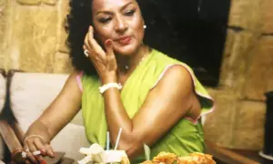 Lola Flores, icónica artista, sonríe con un cigarrillo en la mano. Su fecha de nacimiento es un misterio para muchos, pero su legado es eterno.