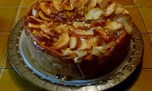 Tarte aux pommes recette de maman, généreusement garnie de pommes caramélisées, prête à être dégustée.