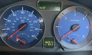 Instrumentpanelen visar att en Volvo V50 startar inte. Hastighetsmätaren visar 0, bränslemätaren är låg, och motortemperaturmätaren visar kallt.