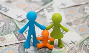 Figurki rodziny na tle polskich banknotów symbolizują wsparcie finansowe, jakim jest zasiłek rodzinny.