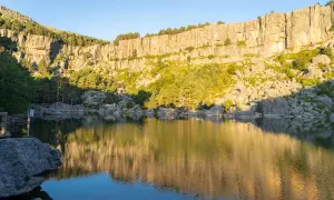 Reflejos dorados en la laguna negra, un lugar idílico para que los niños disfruten de la naturaleza.
