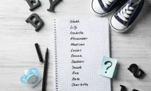 Liste de prénoms en L pour un bébé, avec des lettres décoratives et des chaussons.