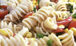 Un primo piatto estivo: pasta fredda con pomodorini, mais e peperoni. Fresca e colorata, perfetta per un picnic.
