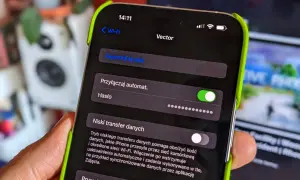 Jak udostępnić hasło do Wi-Fi na iPhonie? Widok ustawień sieci Wi-Fi, gdzie widać opcję "Hasło" i możliwość jego udostępnienia.