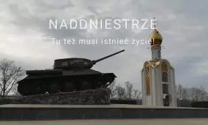Pomnik czołgu i cerkiew na tle nieba. Naddniestrze, gdzie życie musi istnieć.