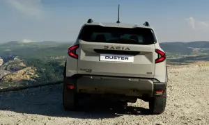 Tył nowego Dacia Duster 2025 z napędem 4x4 na górskiej drodze.
