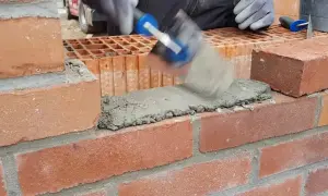 Ile wody dodać do zaprawy murarskiej? Praktyczne porady i proporcje