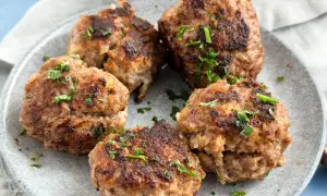 Frikadellen, frisch gebraten und mit Petersilie garniert, ein leckeres Rezept für jeden Tag.