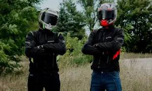 Dwóch motocyklistów w kaskach i kurtkach. Texapore to materiał, który zapewnia ochronę przed deszczem i wiatrem.
