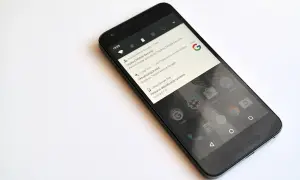 Czarny smartfon z powiadomieniem o pobraniu aktualizacji systemu Android 7.0 Nougat.