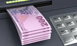 Banknoty 200 lir, waluta w Turcji, wychodzą z bankomatu.