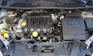 Silnik benzynowy Renault Megane 3, z widocznymi przewodami, cewkami zapłonowymi i żółtymi korkami.