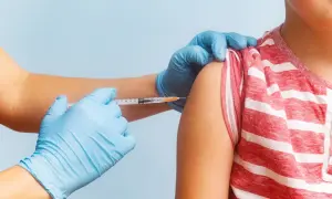 Dziecko otrzymuje szczepienie. W Tajlandii szczepienia obowiązkowe chronią zdrowie najmłodszych.
