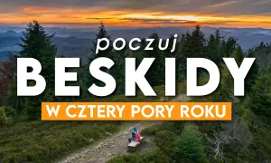 Zachód słońca nad Beskidem Żywieckim. Widok na góry i lasy, z napisem "Poczuj Beskidy w cztery pory roku". Idealne miejsce na odkrywanie beskidzkich szlaków.