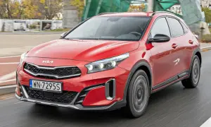 Czerwony Kia XCeed w ruchu. Sprawdź aktualną kia xceed cena i dostępne promocje.