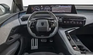 Nowoczesne wnętrze Peugeot 3008 z cyfrowymi zegarami i ekranem nawigacji. Sprawdź aktualną peugeot 3008 cena!