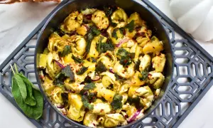 Gebackene Tortellini mit Salbei und roter Zwiebel, ein schnelles Gericht, das perfekt für ein Abendessen unter der Woche ist.