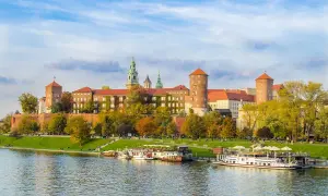 Wawel w jesiennej odsłonie, z łodziami na Wiśle. Poznaj ciekawostki o Krakowie!