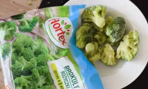 Mrożone różyczki brokułów Hortex na talerzu. Idealne, kiedy szukasz warzyw dla niemowlaka – gotowe w 8 minut.
