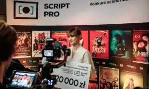 Kobieta z nagrodą 20 000 zł na tle plakatów filmowych. To może być początek prawdziwej historii kradzieży scenariusza do najbardziej oczekiwanego filmu roku.