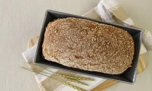 Chleb orkiszowy na drożdżach w keksówce, posypany ziarnami. Idealny przepis na domowe pieczywo.