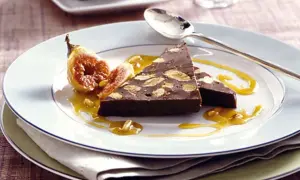 Schokoladen-Torrone-Rezept mit Feigen und Honigsauce. Ein köstlicher Genuss!