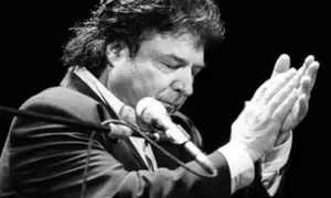 Morente, el alma del flamenco, con las manos juntas ante el micrófono, un momento de profunda emoción.
