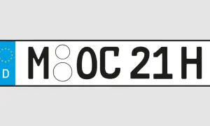 Deutsches Kennzeichen M OC 21 H. Die Zahl 21 steht für das Jahr, und das H am Ende des Kennzeichens ist ein besonderes Zeichen.