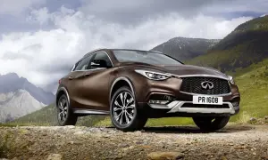 Brązowy Infiniti QX30 na kamienistej drodze w górach.