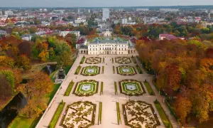 Pałac Branickich w Białymstoku z jesiennymi ogrodami. Idealne miejsce, by zobaczyć, co zwiedzić w Białymstoku.