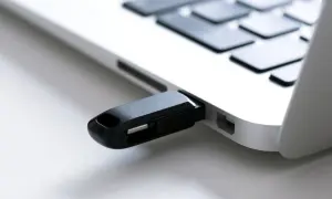 Jak odzyskać usunięte pliki z pendrive i uniknąć ich trwałej utraty