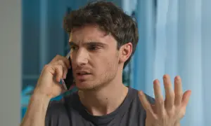 Mężczyzna rozmawia przez telefon, wyrażając frustrację.