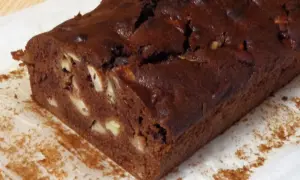 Wilgotne ciasto czekoladowe z kawałkami bananów, pachnące cynamonem. Idealne na deser.