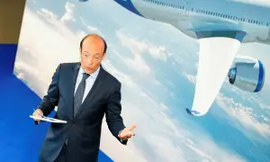 SAS chef presenterar flygplansdetaljer framför en storbildsskärm med ett flygplan.