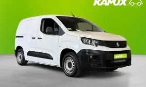 Vit Peugeot Partner, en pålitlig begagnad transportbil redo för nya uppdrag.