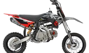 Motocykl typu pit bike z czarnym siedzeniem, czerwono-szarym nadwoziemiem i czarnymi kołami na czarnym tle.