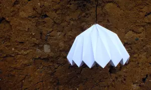 Biały abażur origami, jak zrobić taki piękny klosz? Prosty projekt DIY na lampę.